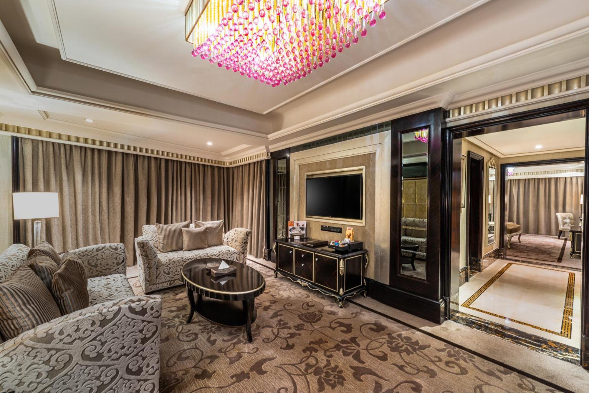 Narcissus Riyadh Hotel & Spa Kültér fotó The living room of a suite at The St. Regis Mumbai