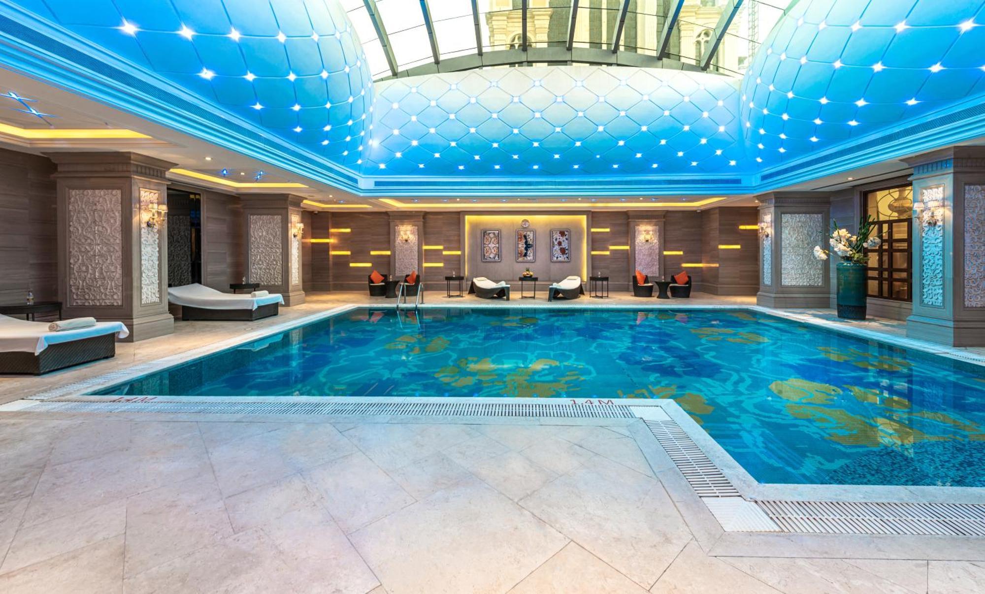 Narcissus Riyadh Hotel & Spa Kültér fotó The swimming pool at the hotel
