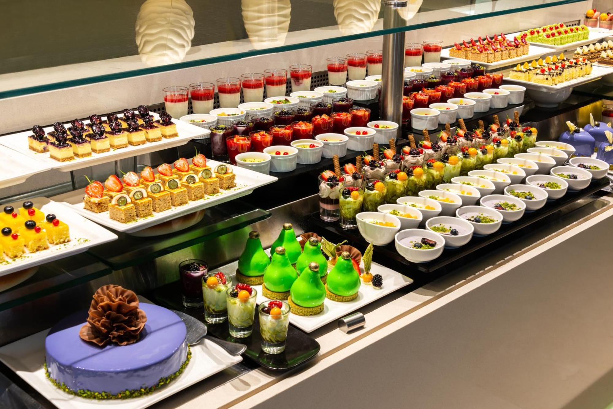 Narcissus Riyadh Hotel & Spa Kültér fotó A dessert buffet