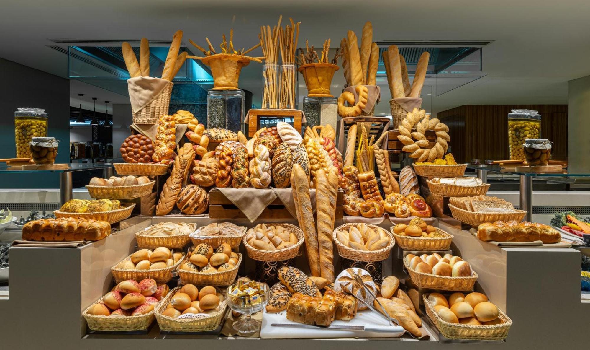 Narcissus Riyadh Hotel & Spa Kültér fotó Bread display at a hotel